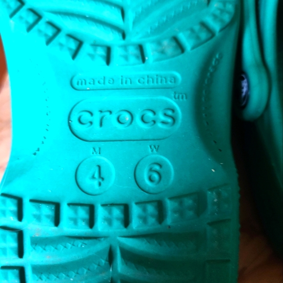 CROCS- WOMENS SIZE 6/ MENS SIZE 4 - Picture 8 of 8